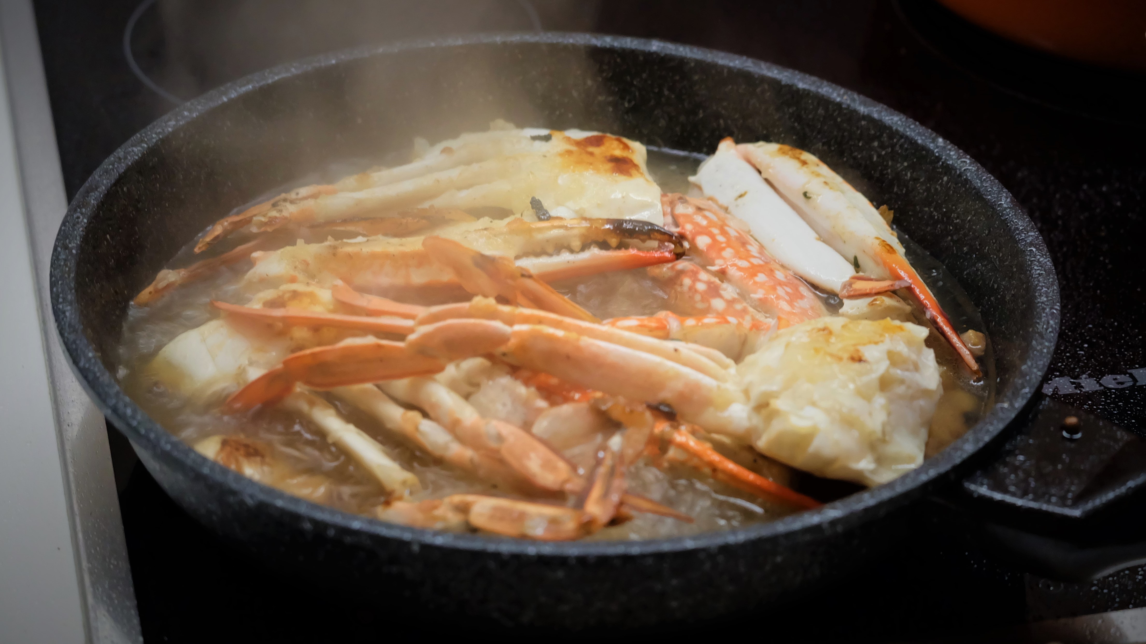 Thai Pu Ob Woonsen Black Pepper Crab with Glass Noodles ปูอบวุ้นเส้น 