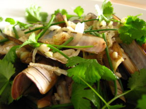 Steamed razor clams with sizzling garlic 香蒜蒸竹蛏